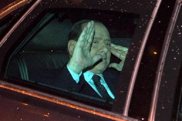 la mano dell'ex premier saluta, rancorosa, una folla festante per il suo gesto...