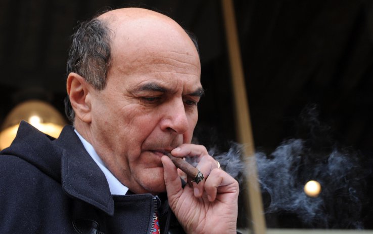 Pier Luigi Bersani quando ancora poteva fumare il suo inseparabile sigaro Toscano...