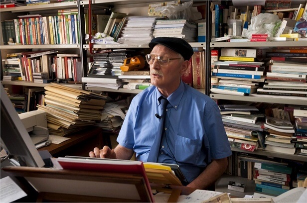 Lo scrittore Antonio Pennacchi al suo tavolo di lavoro.