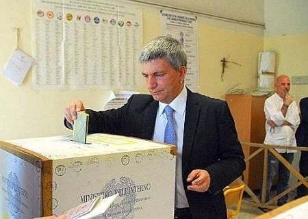 Il leader di Sel Vendola mentre vota alle Europee