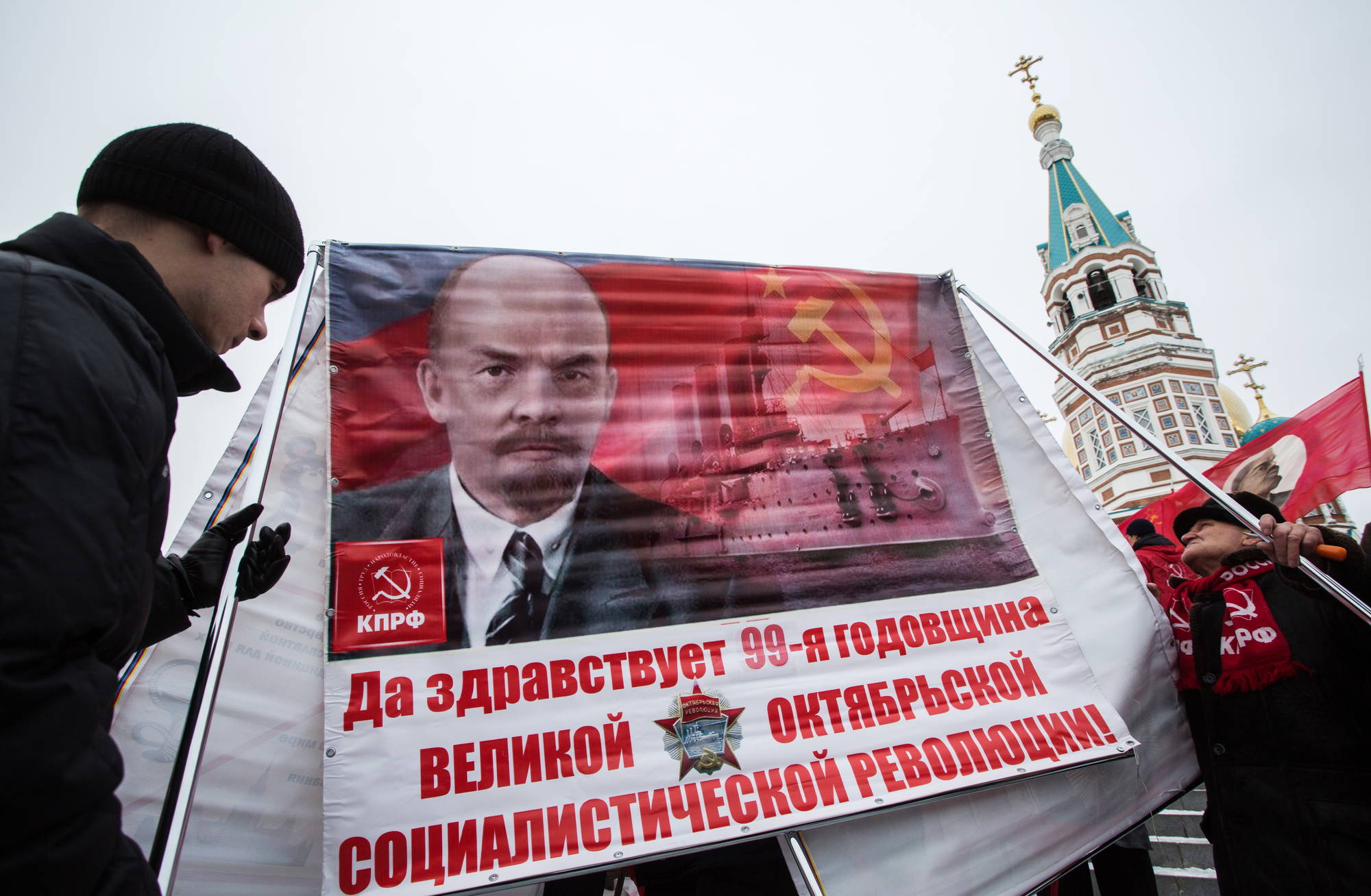 Supporter del Partito comunista russo inneggiano a Lenin