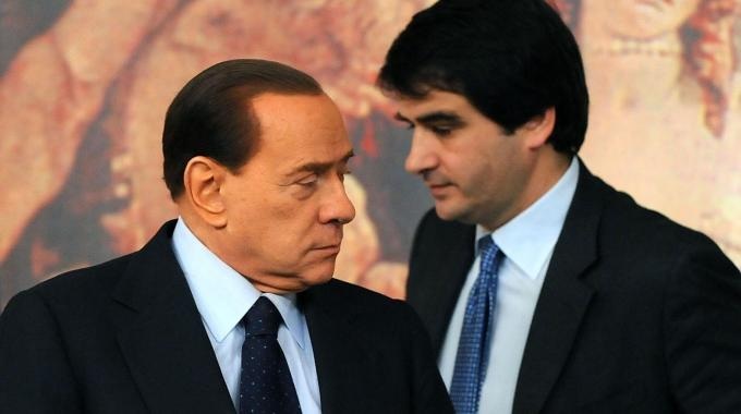 Silvio Berlusconi accanto al suo 'rivale', dentro FI, R Raffaele Fitto. 