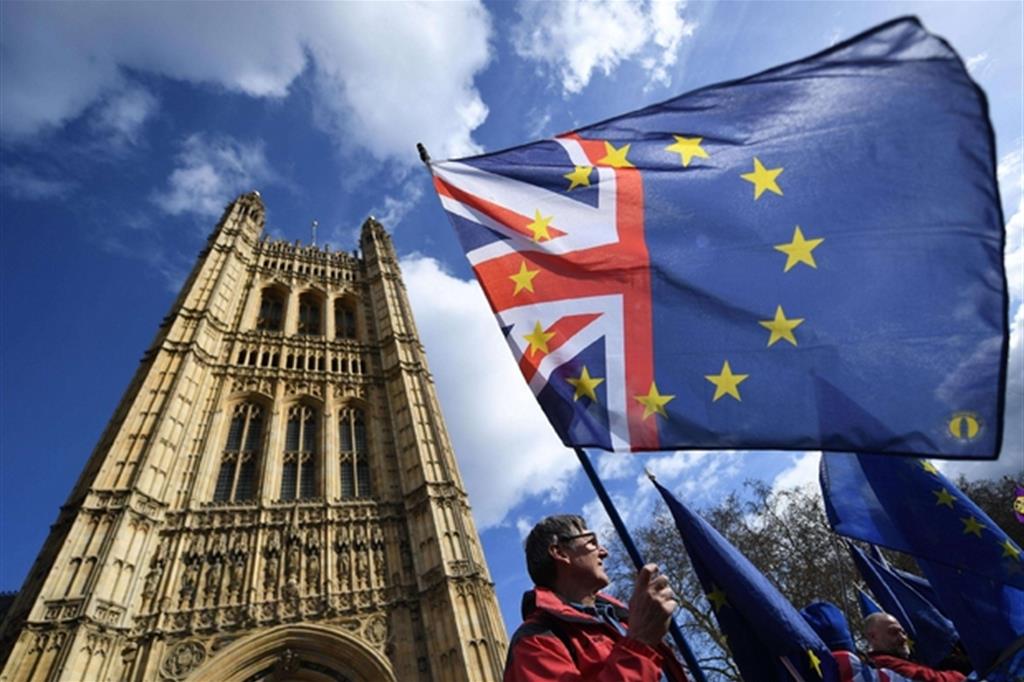 Manifestanti pro Europa fuori del Parlamento britannico a Londra 