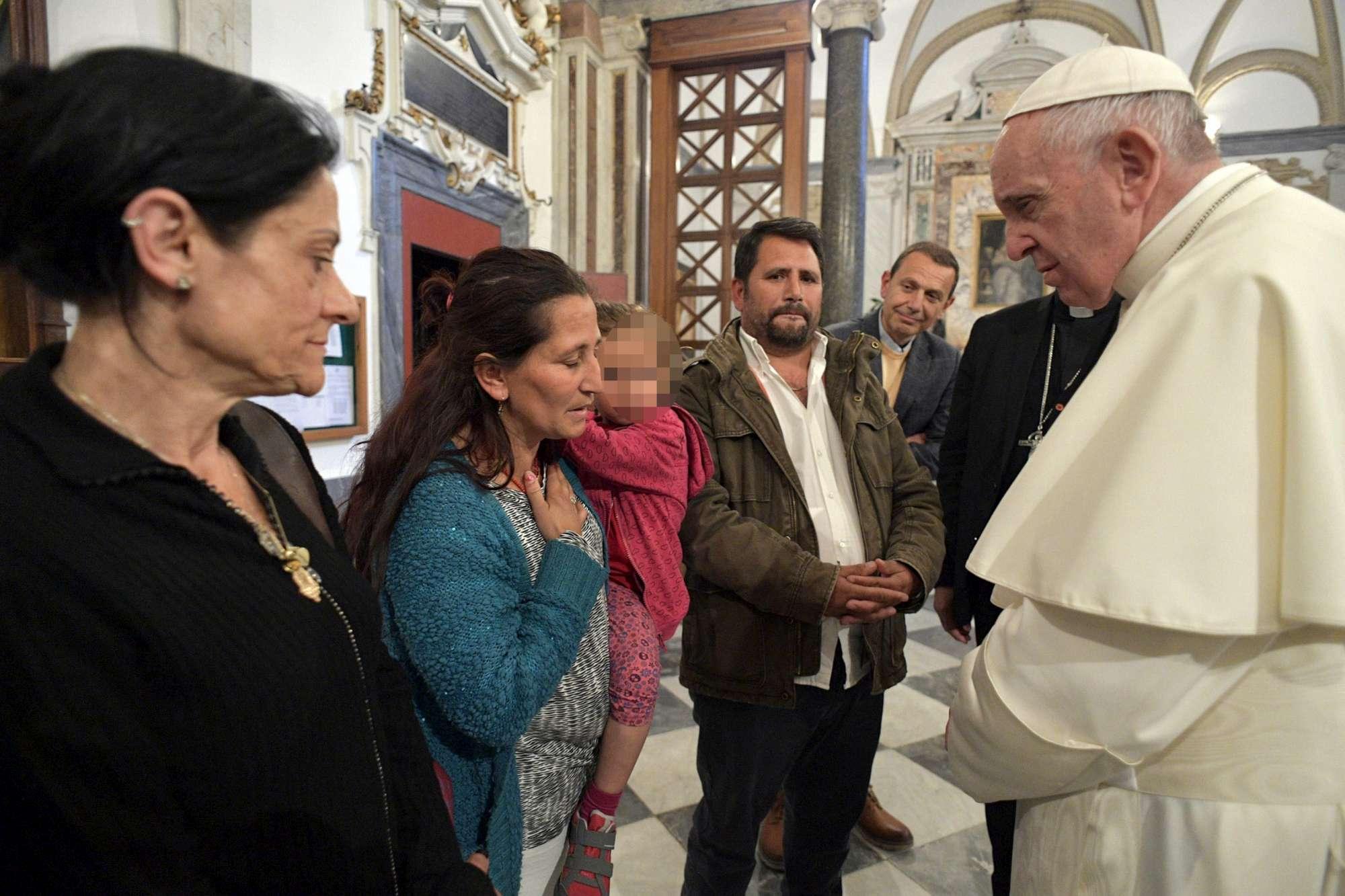 Papa Francesco incontra la famiglia rom di Casl Bruciato