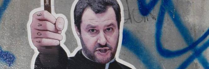 Spunta a Roma Murales di Salvini vestito da prete