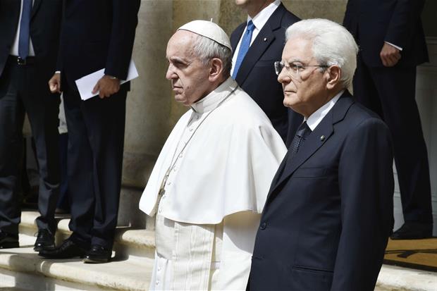 Papa Francesco e il presidente Sergio Mattarella nel cortile d'onore al Quirinale