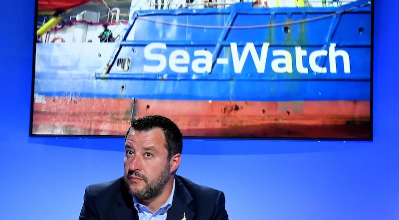 Salvini i politici saliti sulla nave li vuole “arrestare”