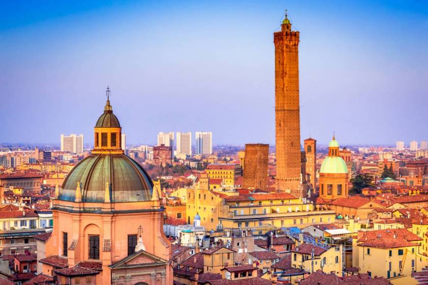 Una veduta panoramica della città di Bologna