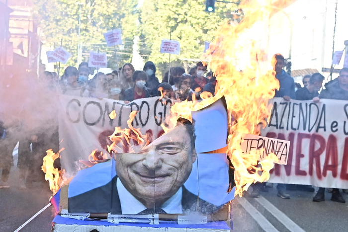 Studenti in corteo a Torino, bruciata la gigantografia di Draghi