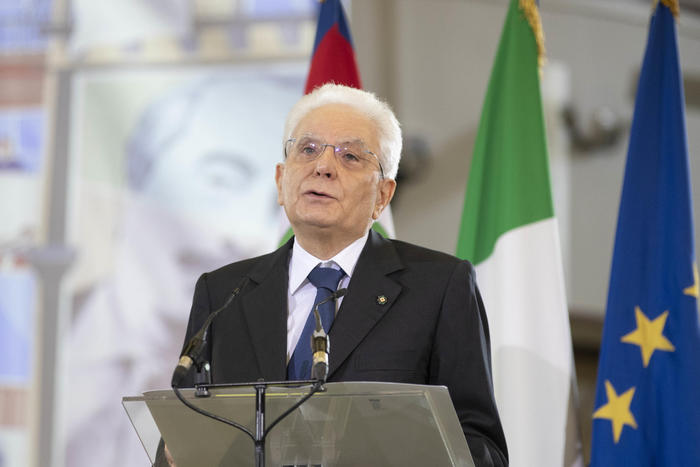 Il presidente Mattarella, Un discorso a reti unificate, forse persino in ‘stand up’...