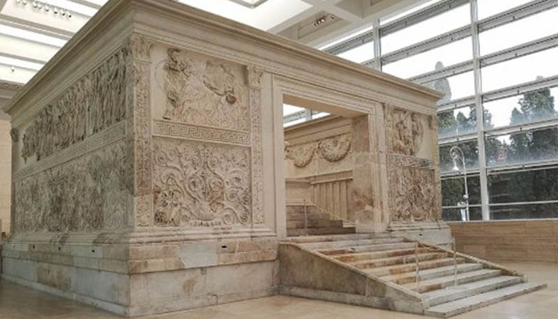 Ara pacis, un altare realizzato all'epoca del classicismo augusteo che si trova a Roma e che fu inaugurato in data 30 gennaio 9 a.C.