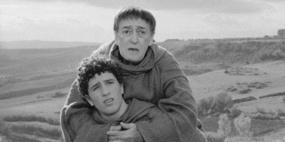 Il corvo di Pasolini, vero escamotage narrativo del film, narra ai due protagonisti la storia di due frati francescani, Ciccillo e Ninetto
