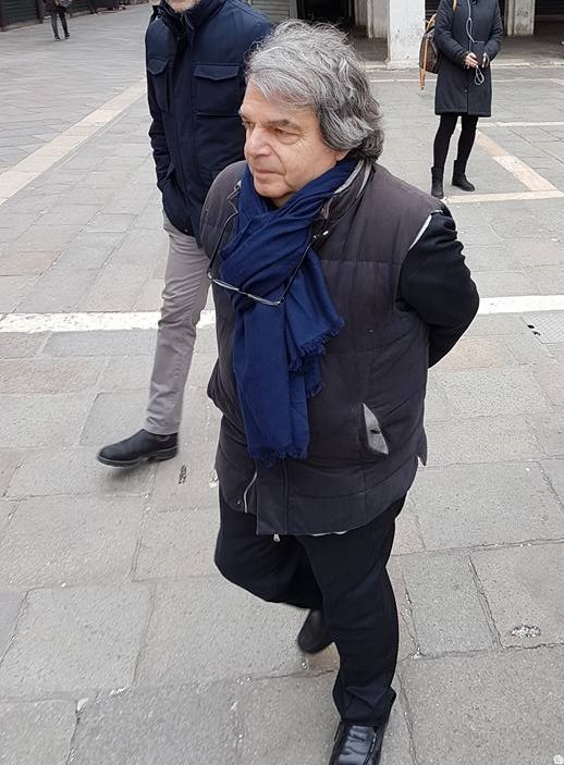 Anche il ministro Renato Brunetta si aggira con la sciarpa blu al collo
