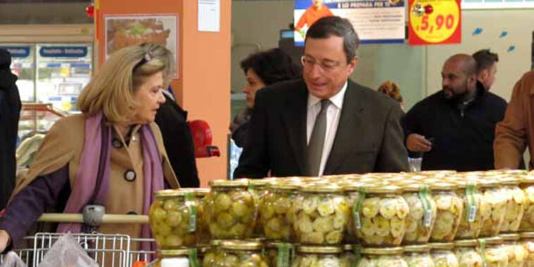 Mario Draghi e la moglie Serenella a fare la spesa