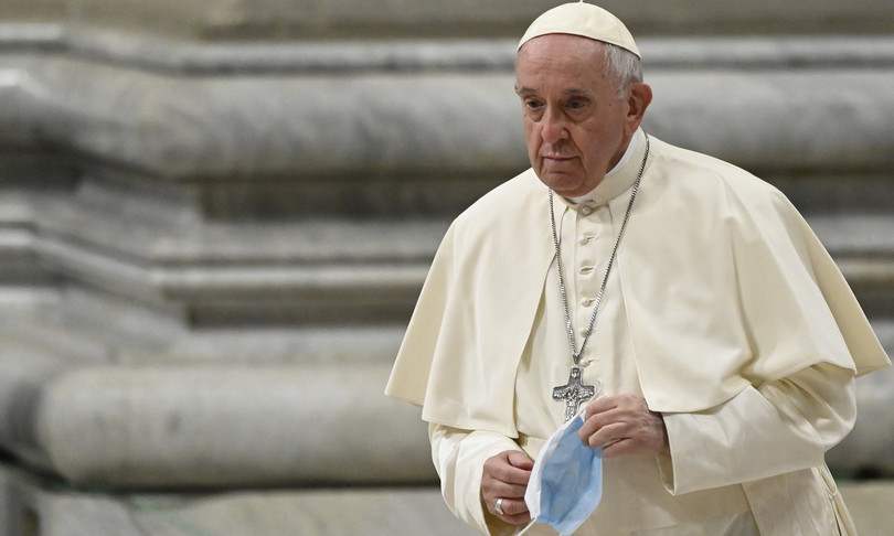 Parla (e prega) solo il Papa