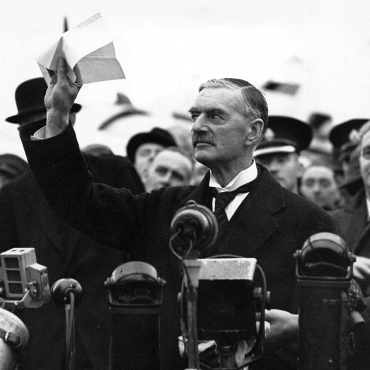 Il politico inglese Arthur Neville Chamberlain